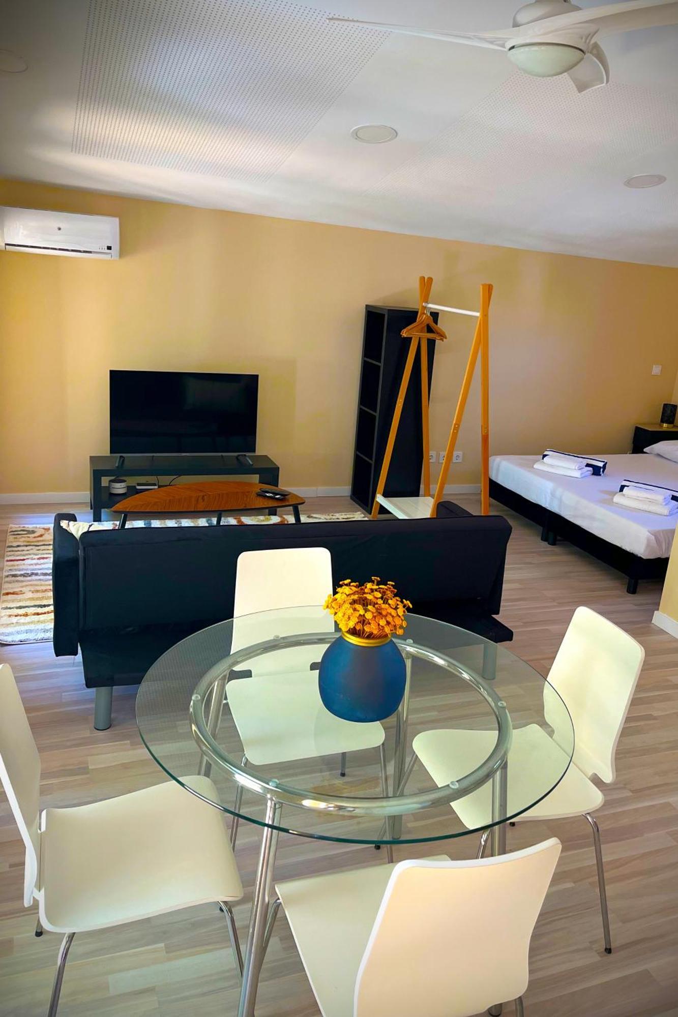 Fee4Me Cabin With Pool And Garden San Martín de la Vega Extérieur photo